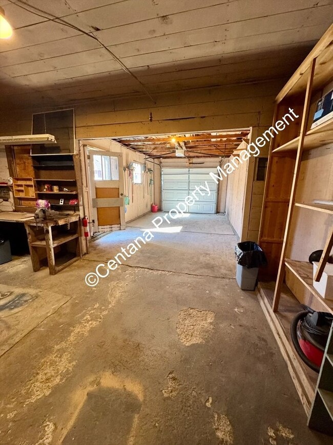 Building Photo - Huge 3 bedroom house with 2 bonus rooms an...