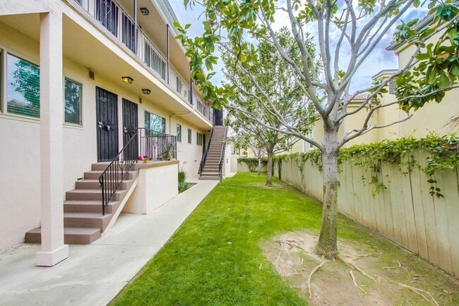 Building Photo - Spacious 2 Bed / 1 Bath Apartment in the Heart of South Park!