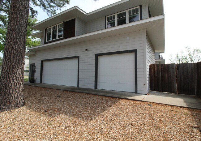 Building Photo - 400 SW E St