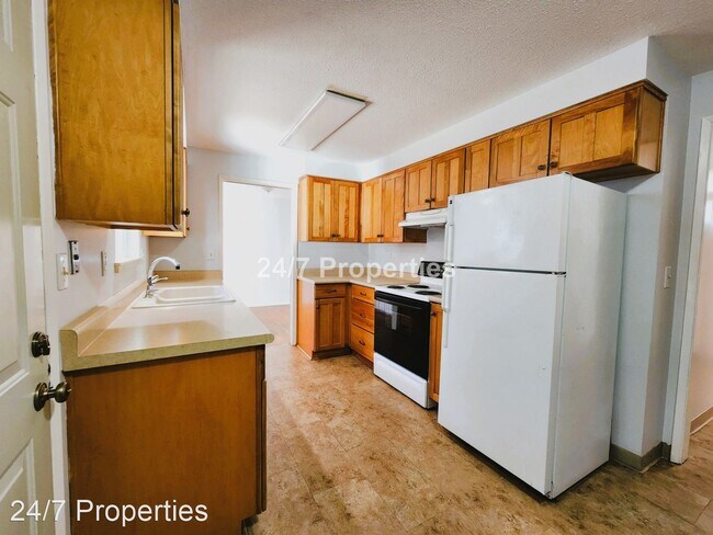 Building Photo - 3 br, 2 bath House - 3029 SE Swain Ave