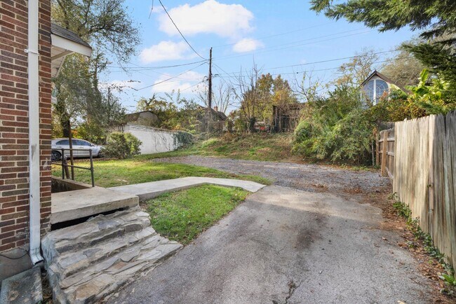 Building Photo - 724 Holston St