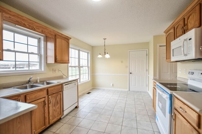 Building Photo - Pet Friendly Three Bedroom!