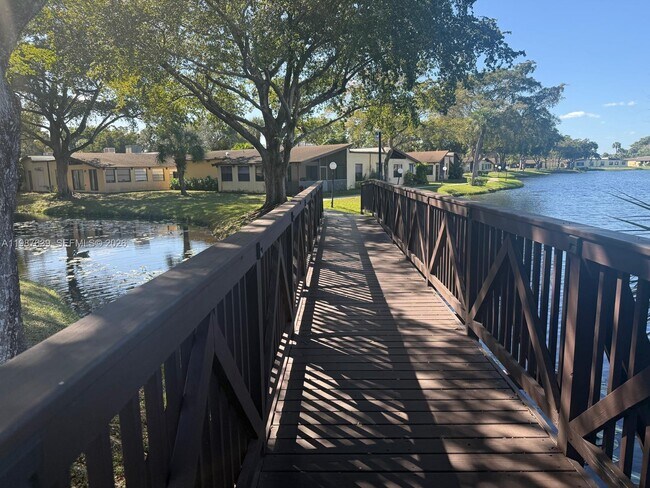 Building Photo - 516 Briarwood Cir