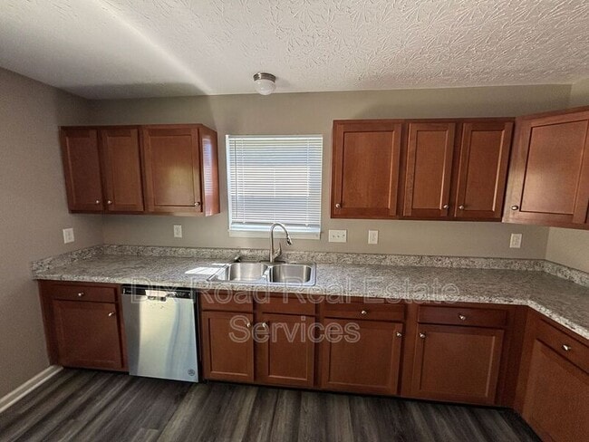 Building Photo - 1024 Golfview Dr