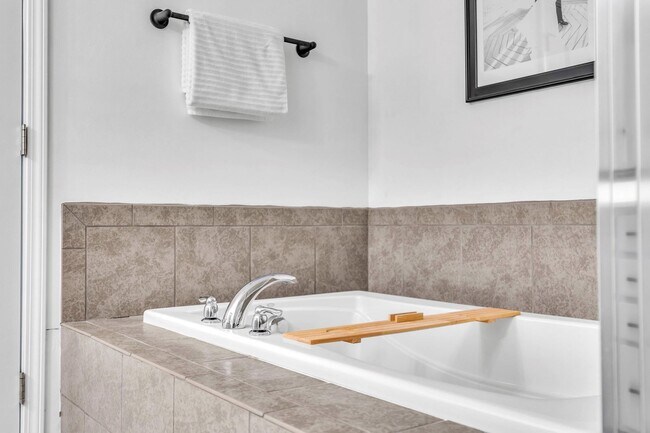 Building Photo - Stunning 4 Bed/2.5 Bath home in Creekside