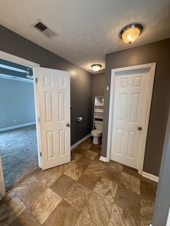 Building Photo - 945 Lochwolde Ln