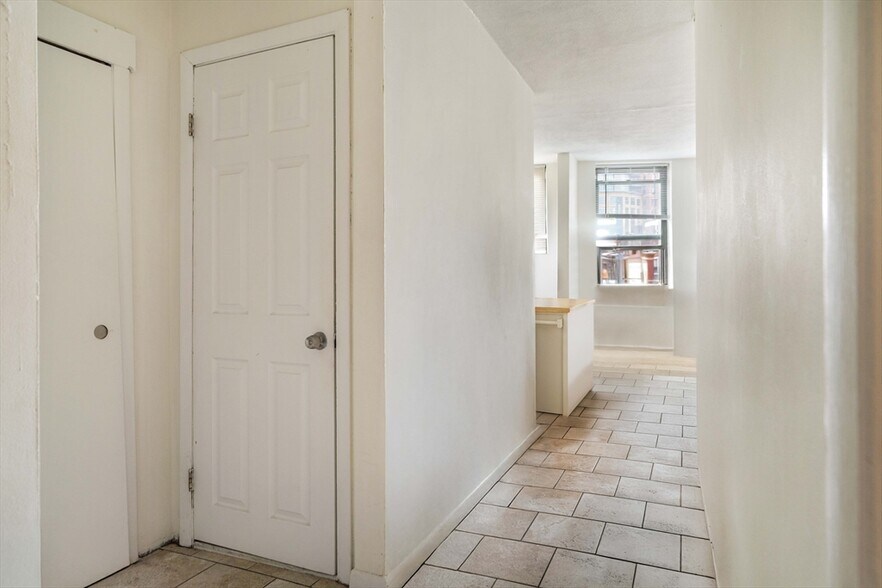 Building Photo - 9 N Margin St