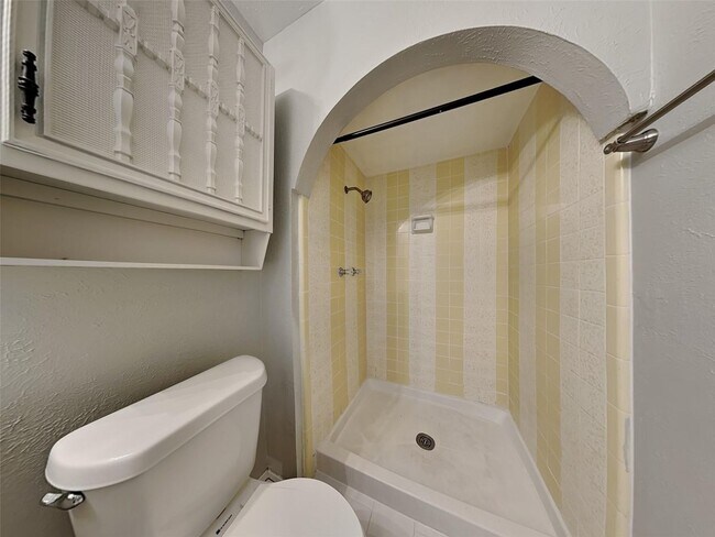 Building Photo - 3 BR/2BA | Renovated Single Family Home | Gated backyard