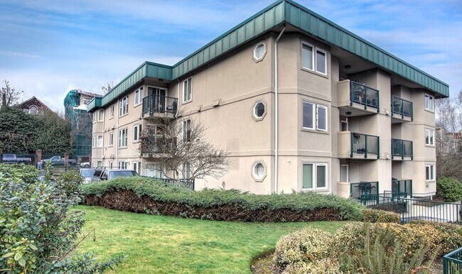 Building Photo - Two Bedroom/Two bath Capitol Hill Condo - ...
