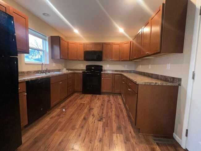 Building Photo - 3 Bedroom Duplex