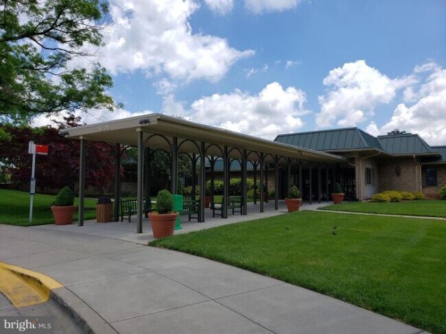 Building Photo - 3221 S Leisure World Blvd