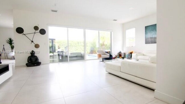 Building Photo - 10045 NW 76th Ter