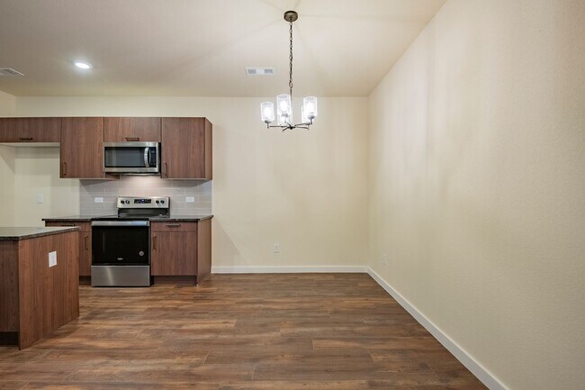 Building Photo - GORGEOUS 3 BEDROOM DUPLEX LOCATED IN MIDLO...