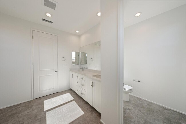 Building Photo - 822 Francesca Dr