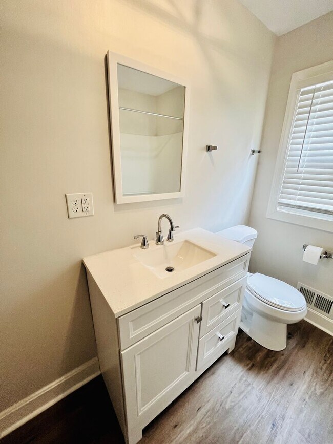Building Photo - Three Bedroom Modern Farmhouse in Southern...