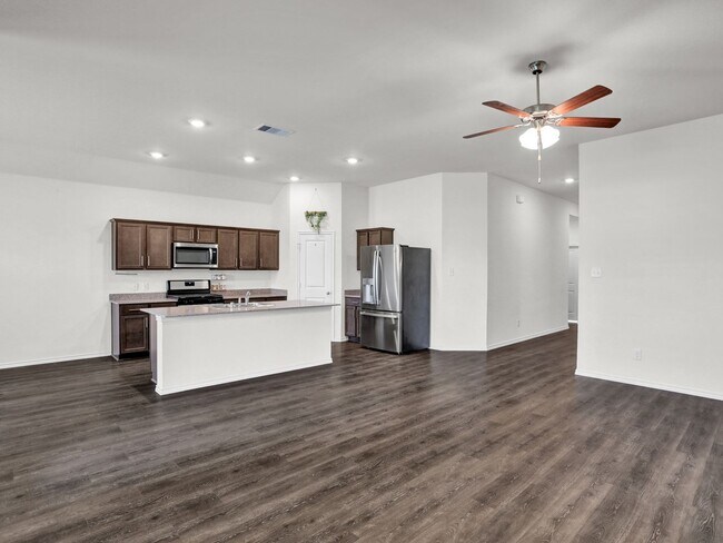 Building Photo - Next to New and Move in Ready!