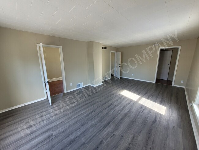 Building Photo - 528 Jackson St