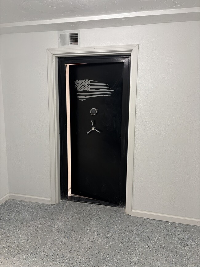 Building Photo - 901 E 800 N