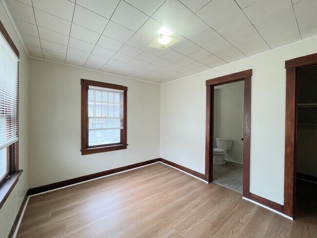 Building Photo - Large 1 bedroom home