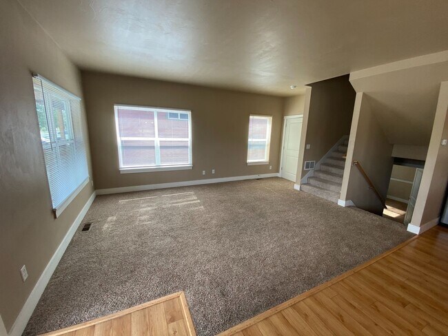 Building Photo - 5 Bedroom 2 Bath Single Family Home in Bozeman!