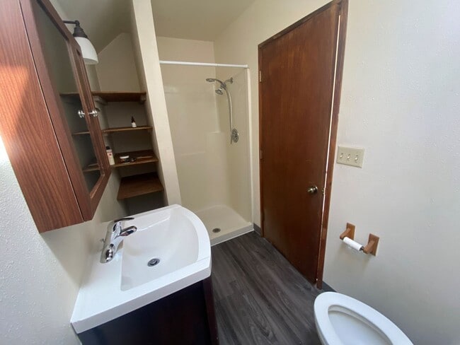 Building Photo - $1895/mo Adorable 2-Story Home Close to Ca...