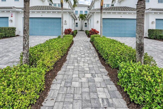 Building Photo - 2/2+Den Coach Home Available Annually!