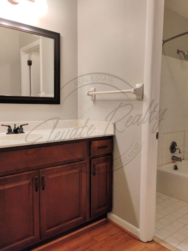 Building Photo - Charming 1 Bedroom | 1 Bath Upstairs Apart...