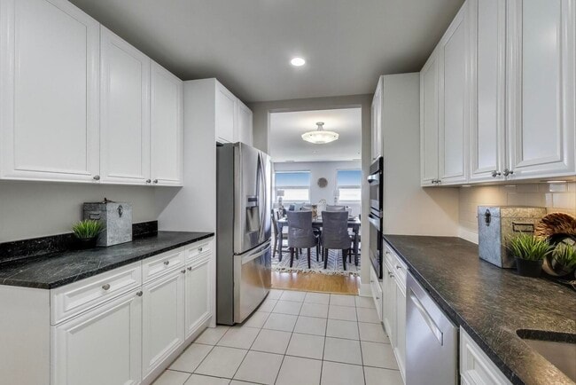 Building Photo - 330 S Michigan Ave