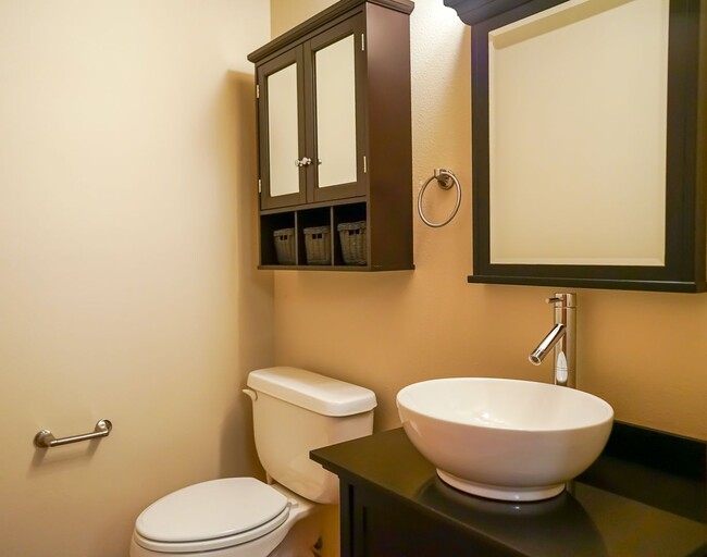 Building Photo - Executive Townhome - Walking distance to C...