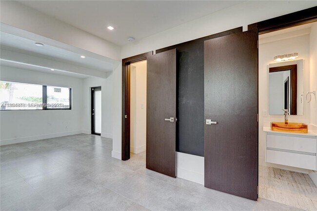 Building Photo - 2305 Magnolia Dr