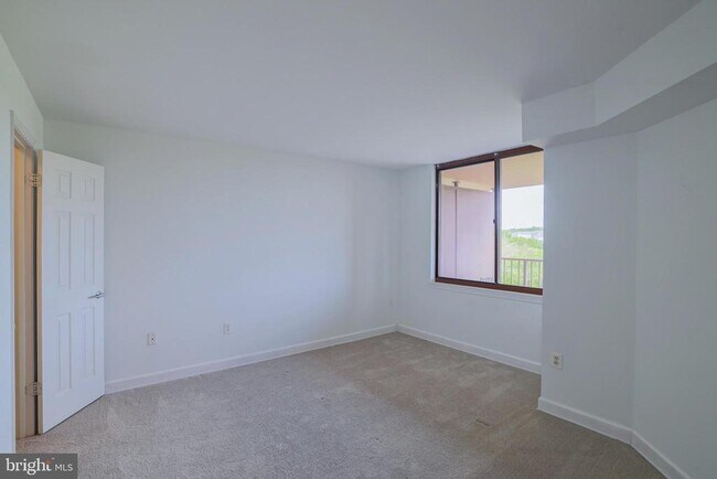 Building Photo - 10101 Grosvenor Pl