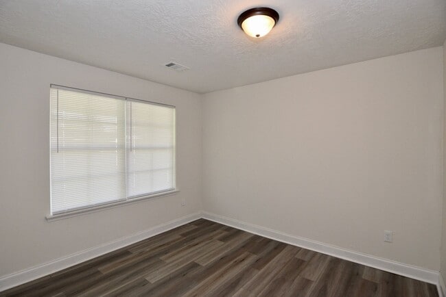 Building Photo - Recently Renovated 3 Bedroom House - Section 8 Welcome