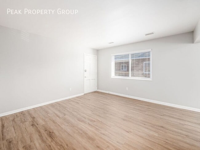 Building Photo - 620-622 Riverview Drive-2 Bedroom