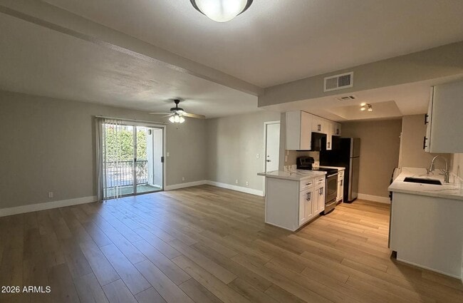 Building Photo - 740 W Elm St