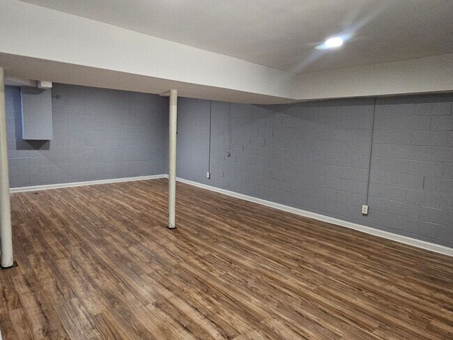 Building Photo - 3 bedroom 2 bath home with basement