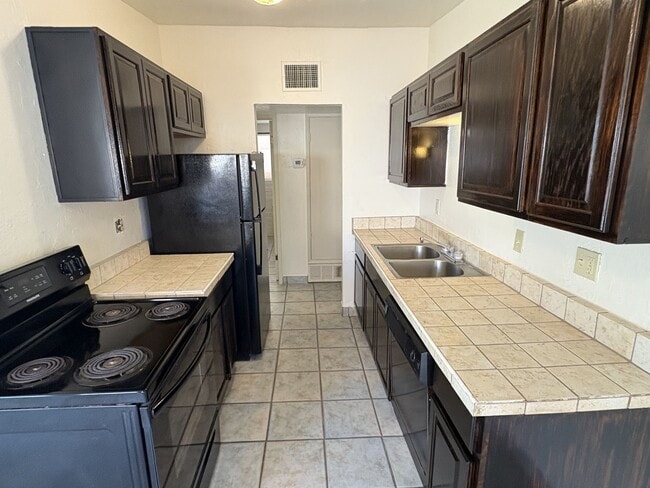 Building Photo - Great central location on cul-de-sac