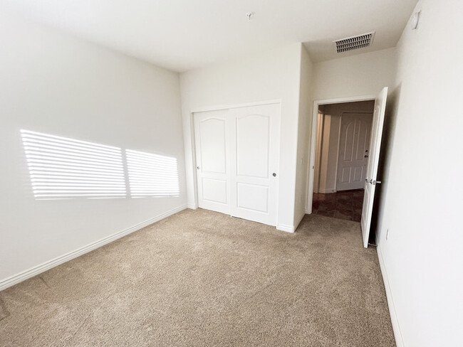 Building Photo - 3Bed/2.5Bath Townhouse at the 303 amd the ...