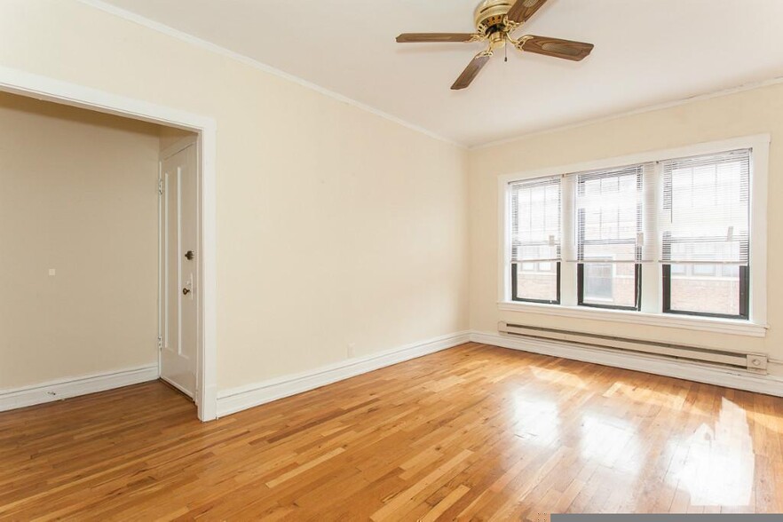 Building Photo - 626 W Cornelia Ave