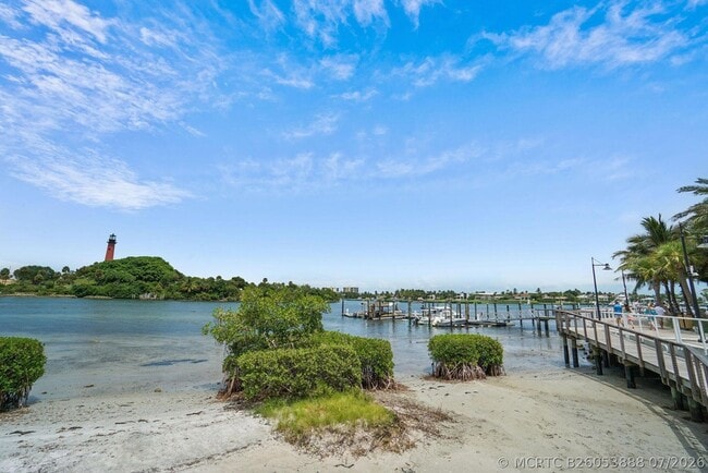Building Photo - 300 N Hwy A1A