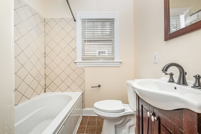 Building Photo - 4 Bedroom  Now Available!