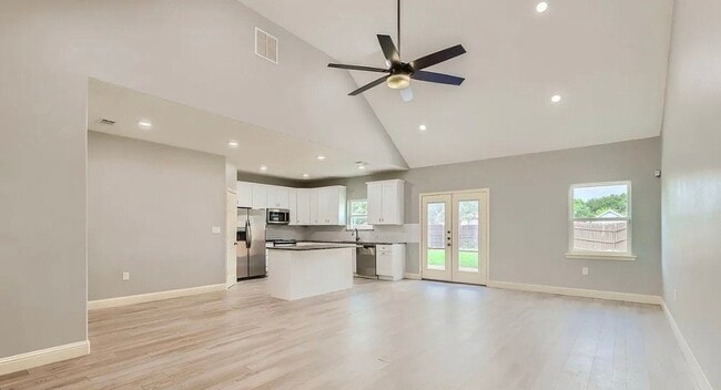 Building Photo - AVAILABLE NOW READY TO MOVE IN