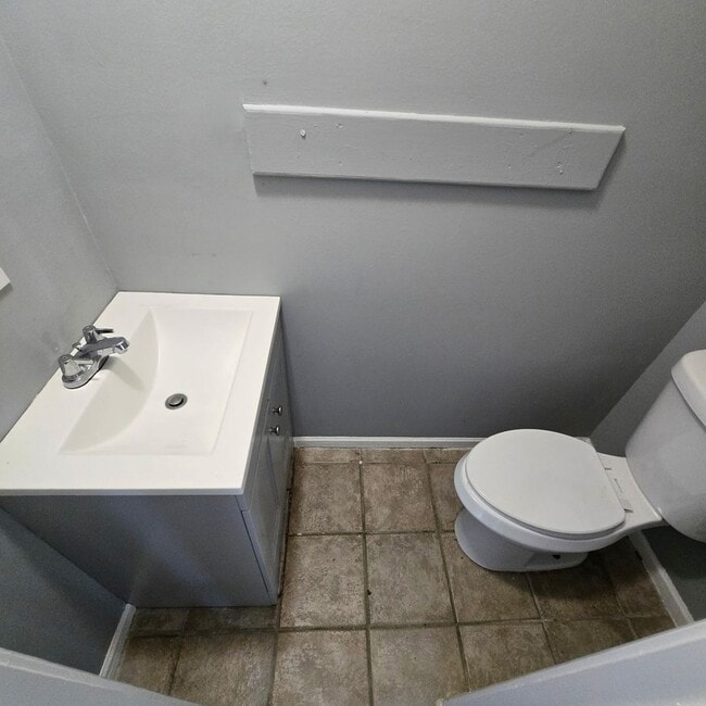 Building Photo - Available NOW— 2 bd/1.5ba townhome near Do...