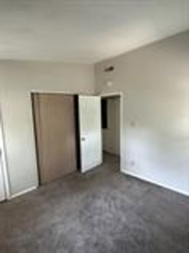 Building Photo - 1831 Parkdale Dr