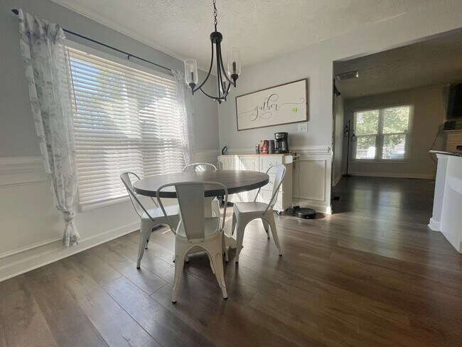 Building Photo - Beautifully Updated 3 Bed Home with Bonus ...