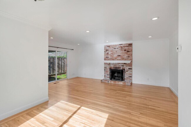 Building Photo - 123 Dunsmuir Way