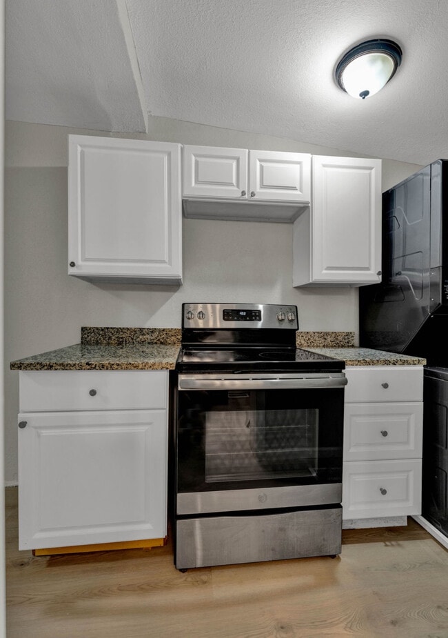 Building Photo - 333 Elm St