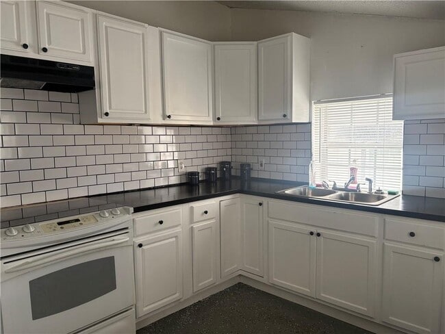 Building Photo - 343 Cairo St NW