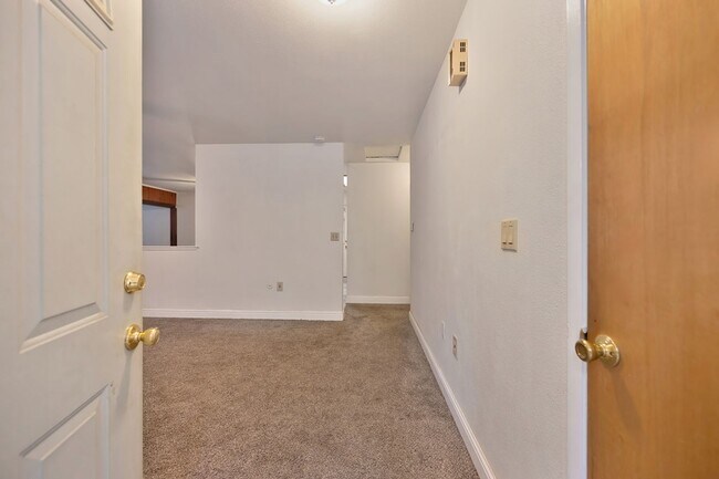 Building Photo - Charming 3 Bedroom, 2 Bath Home Close to Town