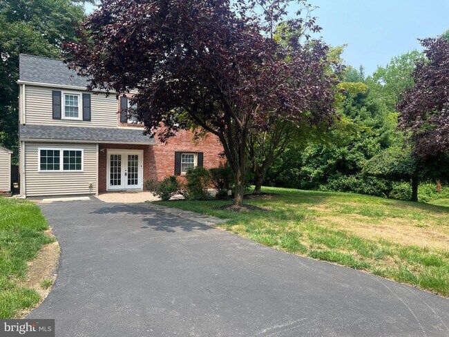 Building Photo - 102 Hillside Cir