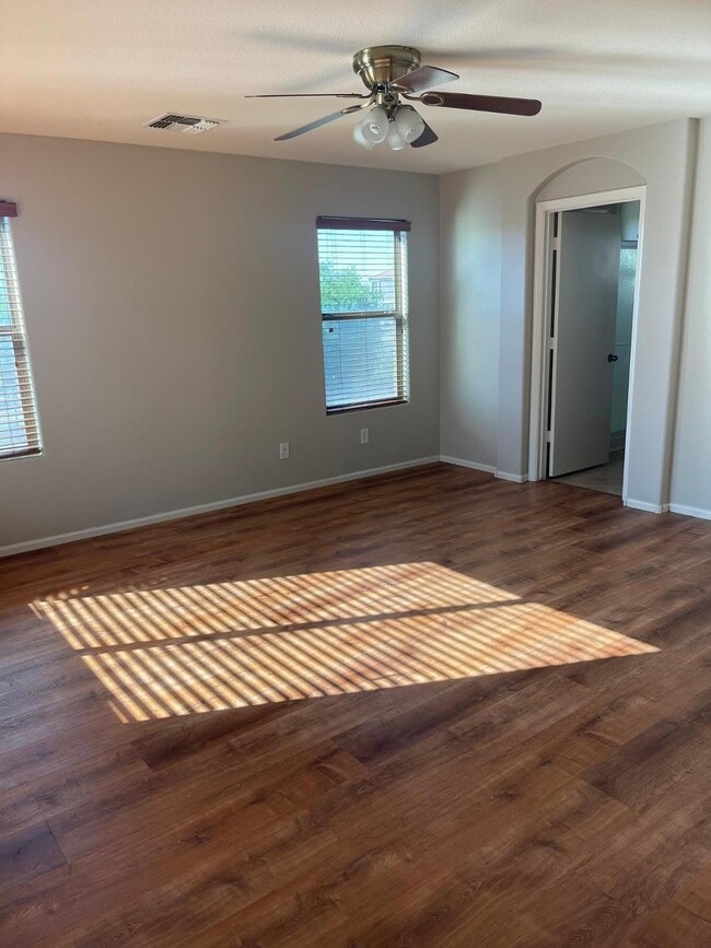 Building Photo - 985 E Saddle Way